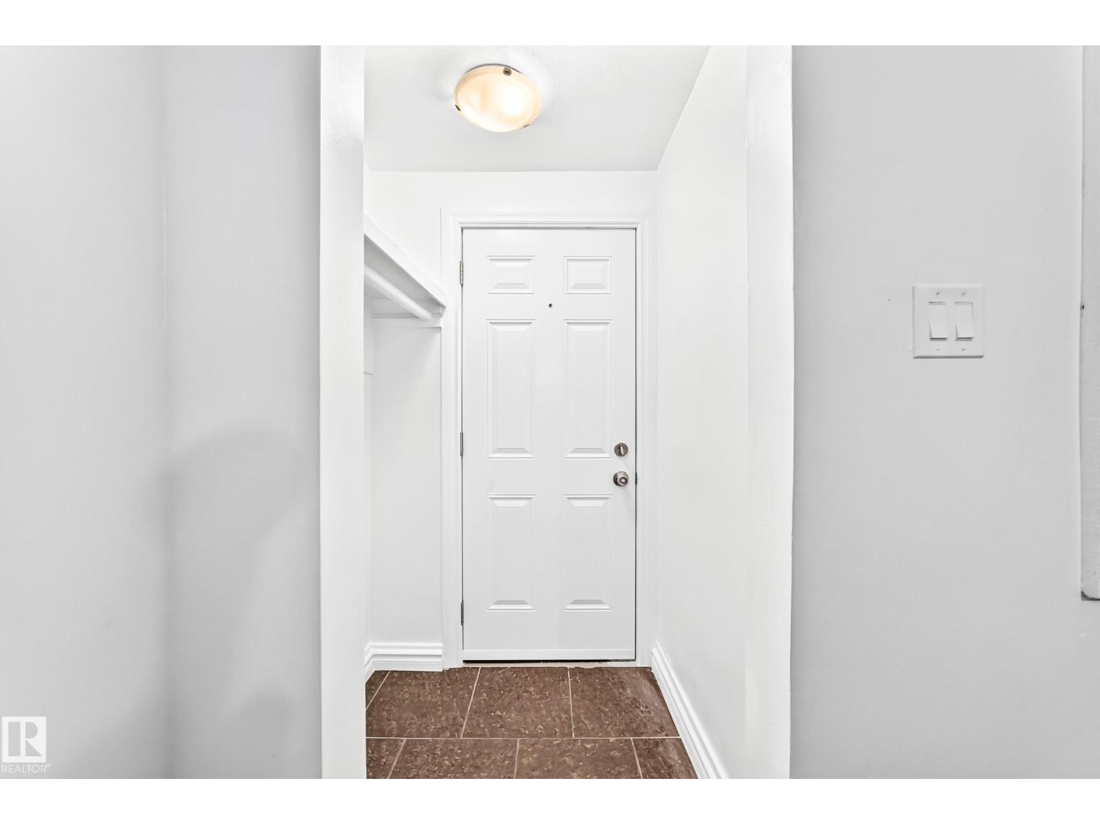 11014 95 ST NW - 4