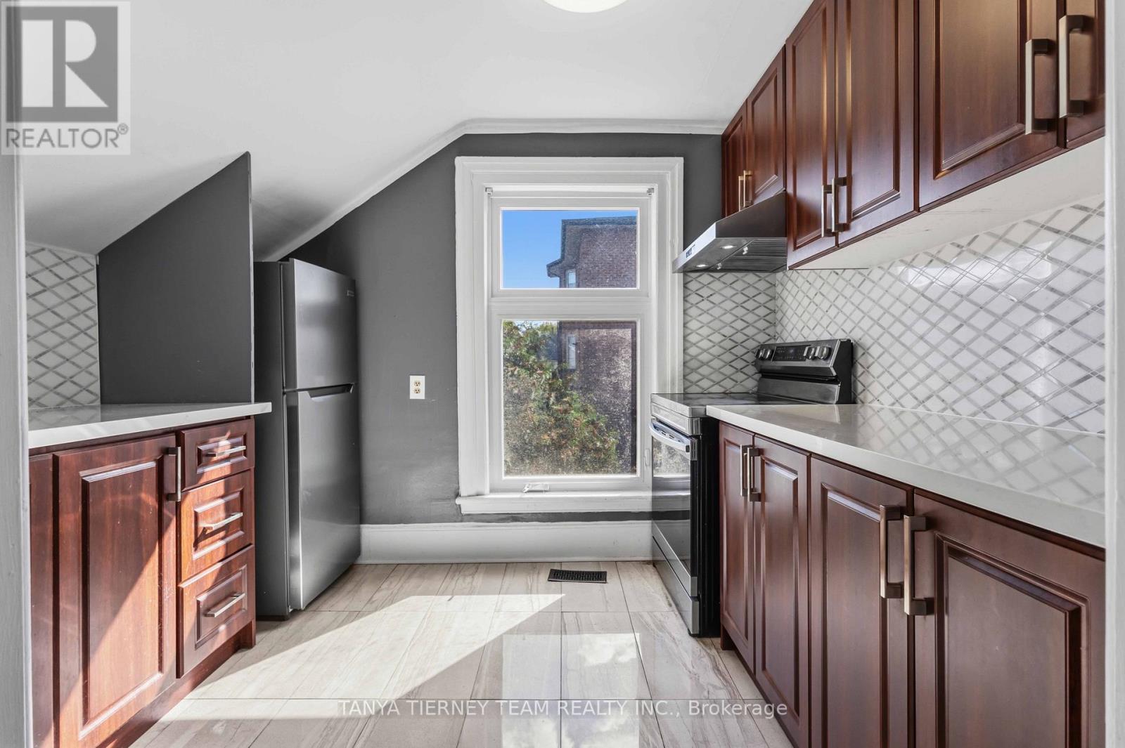 168 CENTRE STREET S - 23