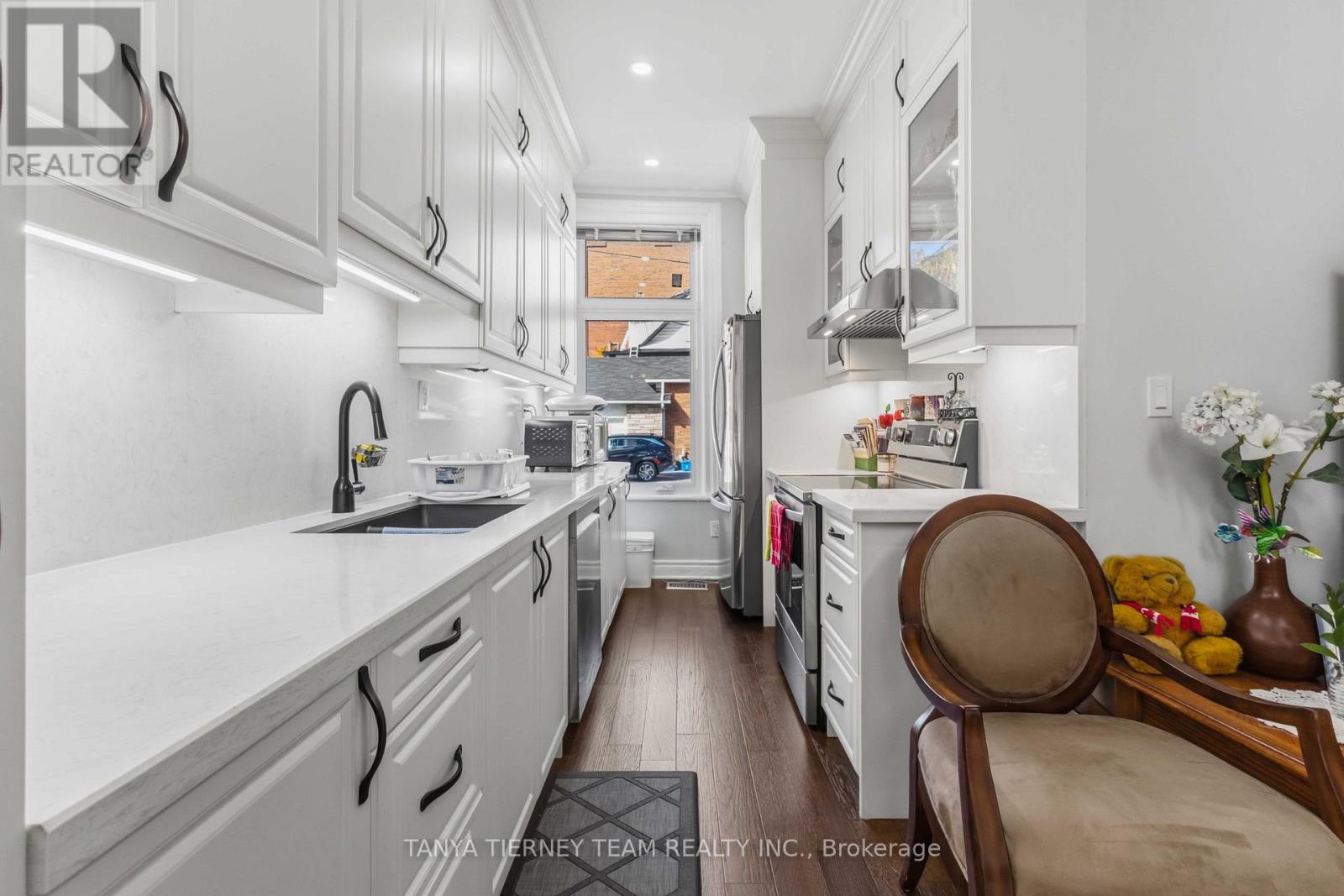 168 CENTRE STREET S - 9