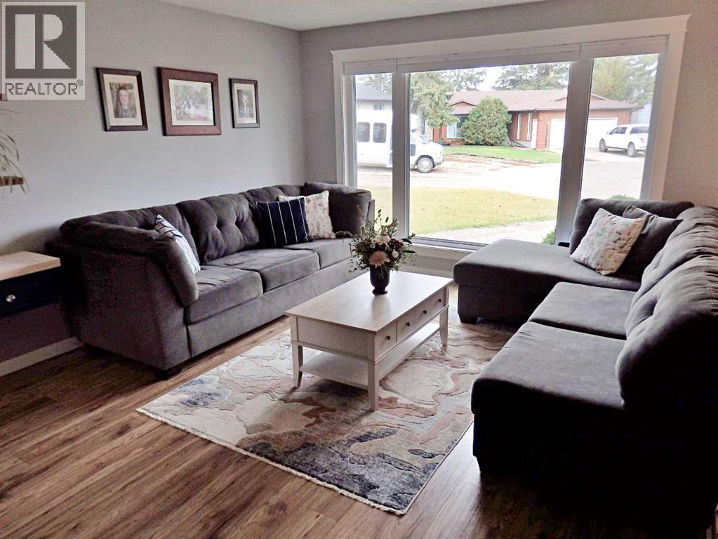 5907 51 Avenue - 10