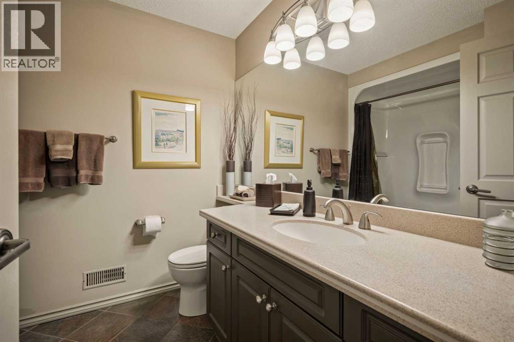 39 Baycrest Court SW - 38