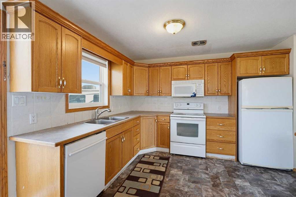 Listing photo – 63 Dundee Crescent, Penhold