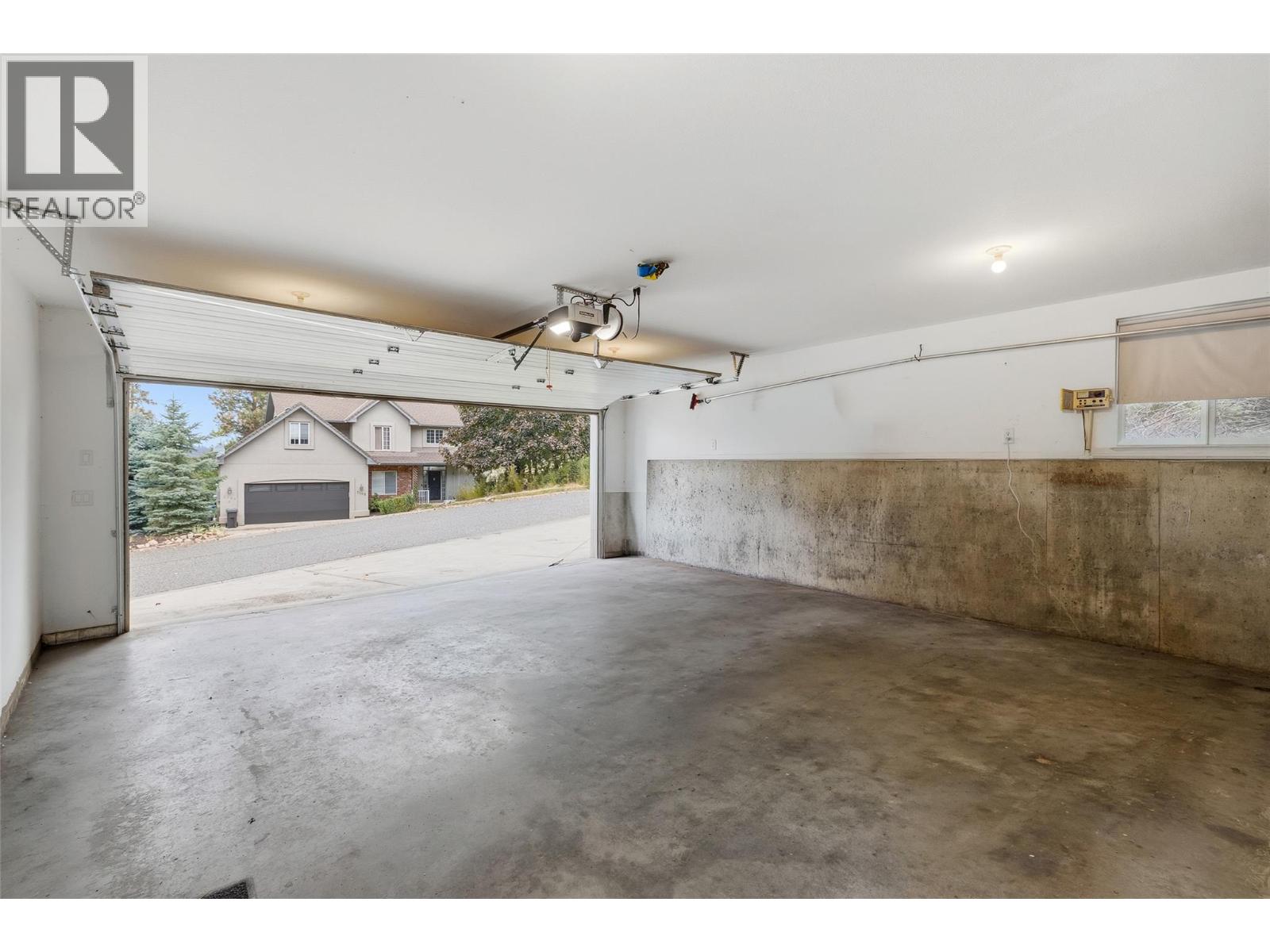 2145 Chilcotin Crescent - 34