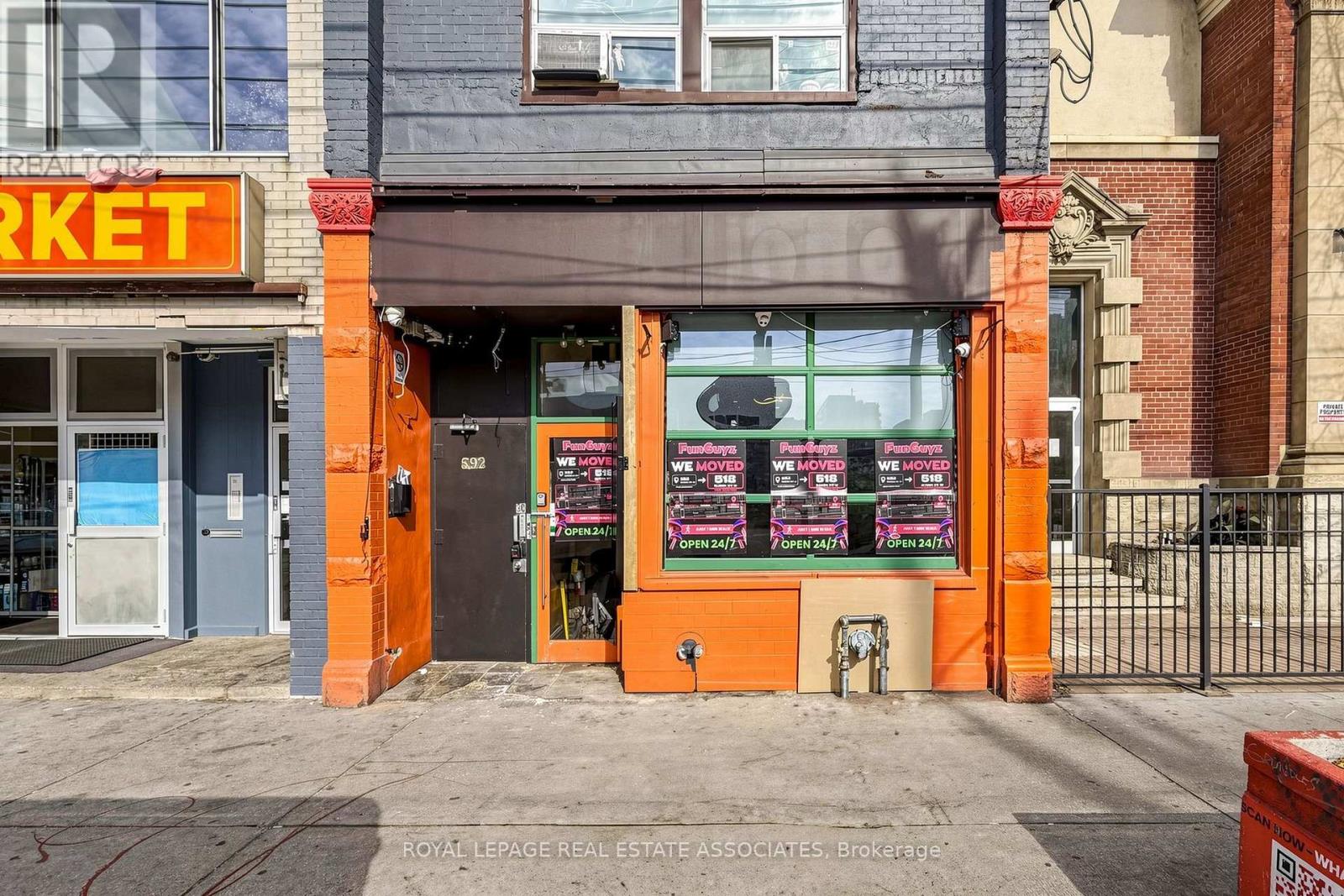 STOREFRONT - 592 QUEEN STREET W, Toronto (Trinity-Bellwoods)