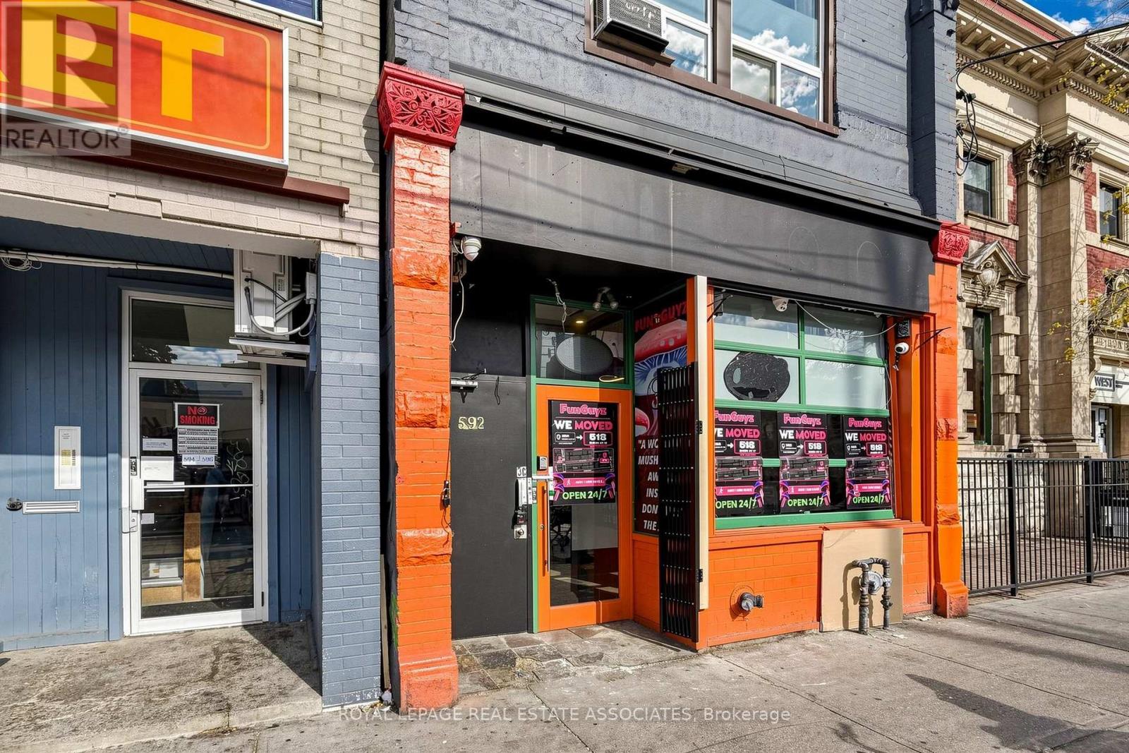 STOREFRONT - 592 QUEEN STREET W, Toronto (Trinity-Bellwoods) — photo 2