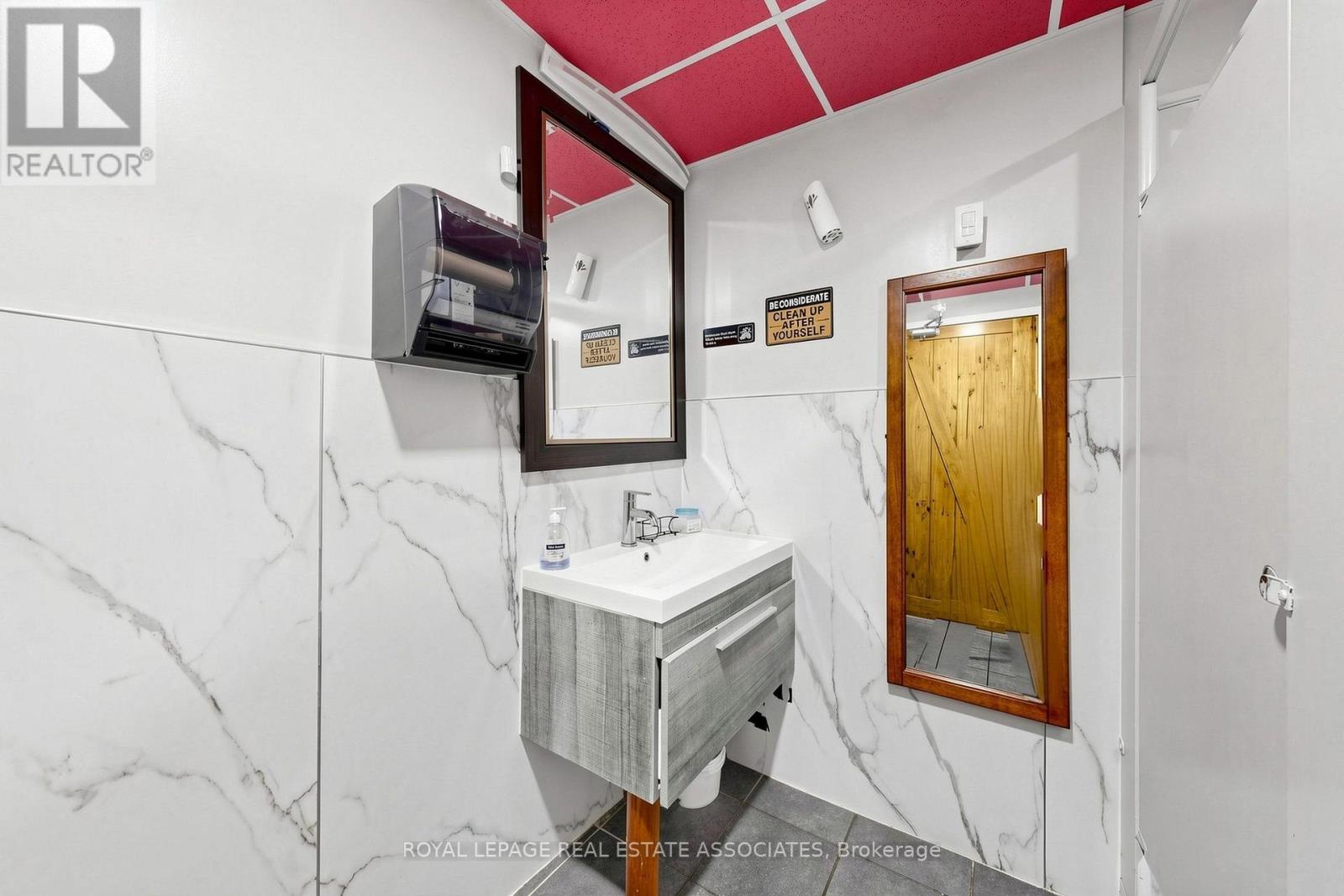 592 Queen Street West — photo 24