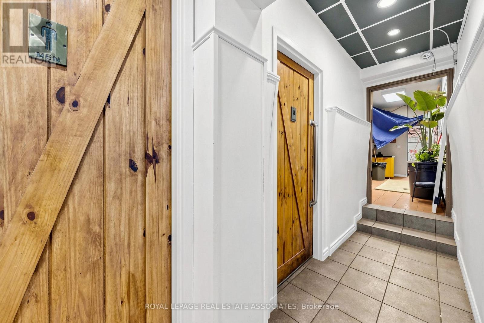 592 Queen Street West — photo 25
