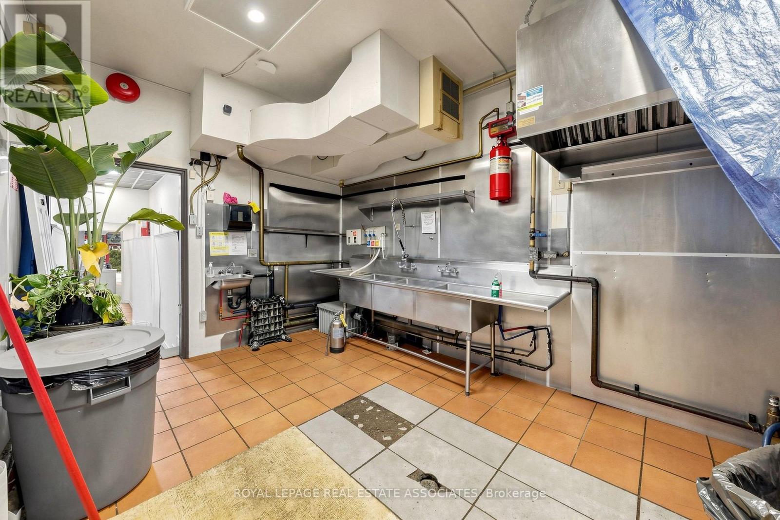 592 Queen Street West — photo 26