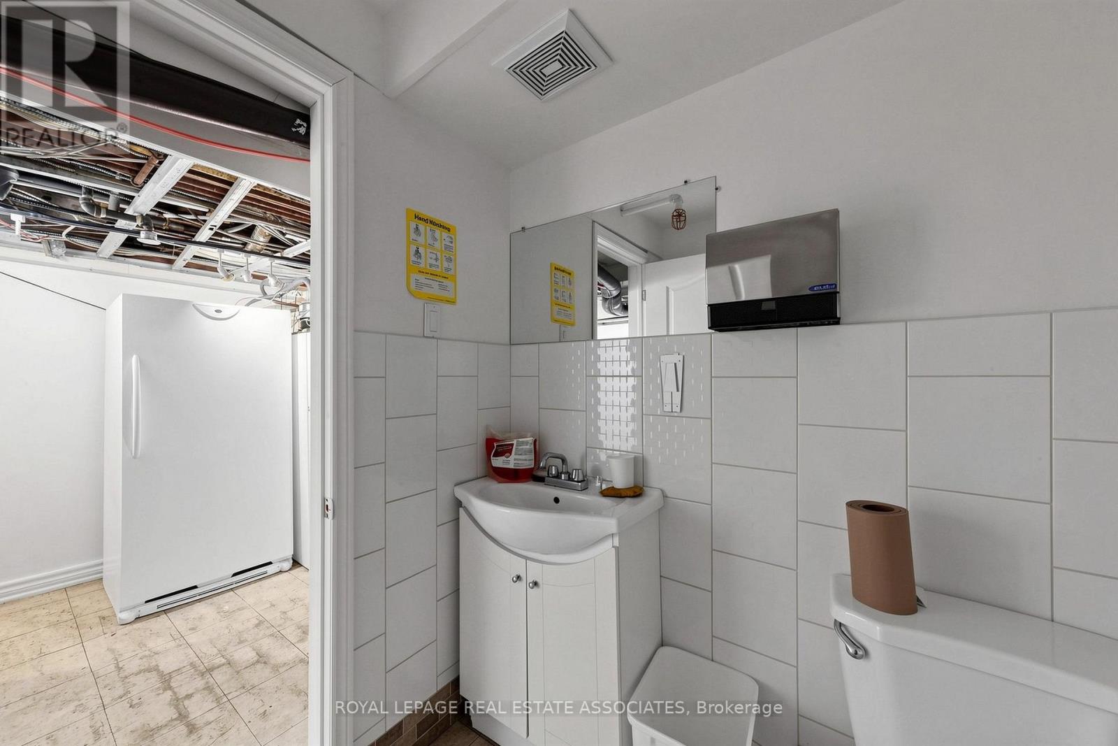 592 Queen Street West — photo 37