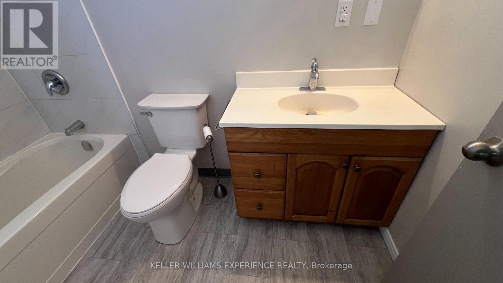 196 OWEN STREET, Barrie (Wellington) — photo 12