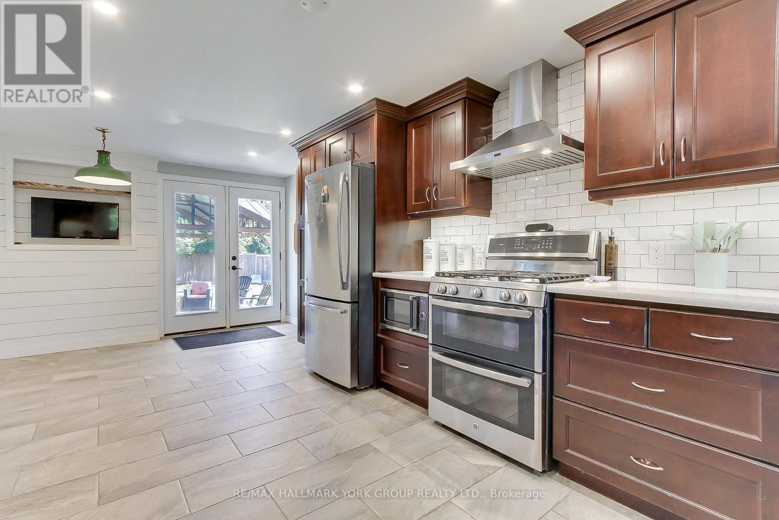 137 CHURCHILL ROAD S - Image 12