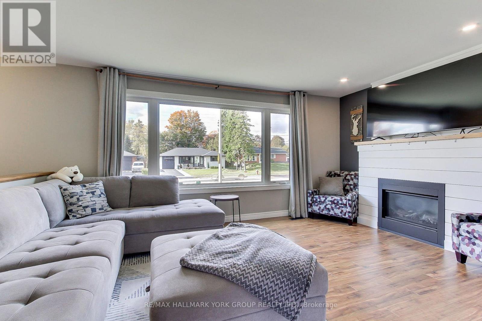 137 CHURCHILL ROAD S - Image 22