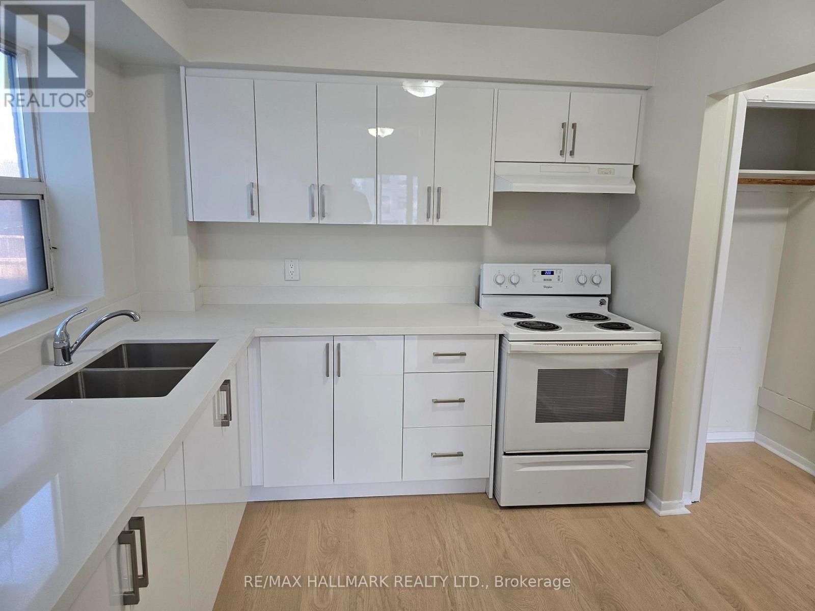 Photo of 914 Sheppard Avenue