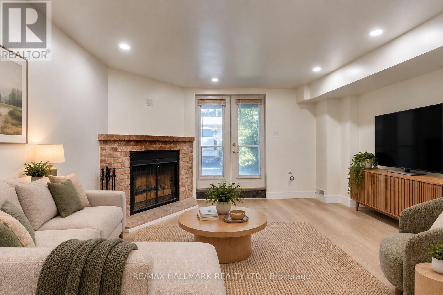 LOWER UNIT - 8 EMPIRE AVENUE, Toronto (South Riverdale) — photo 2