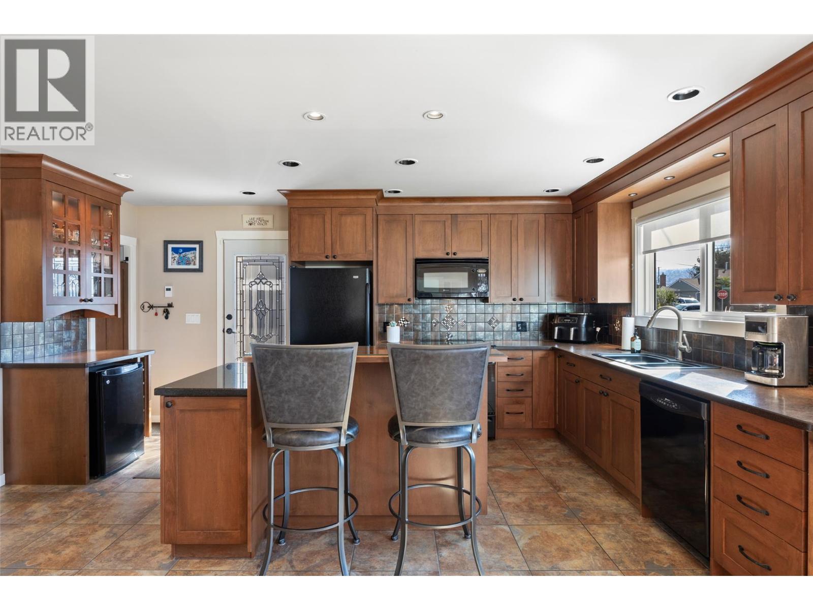 732 Ivy Avenue, Kamloops - Image 1