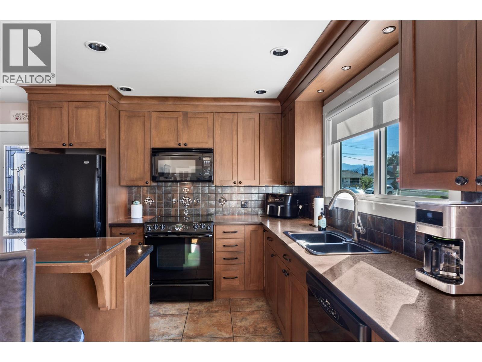 732 Ivy Avenue, Kamloops - Image 1