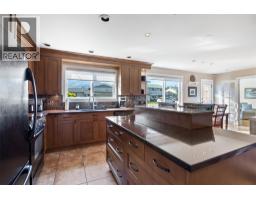 Kitchen - 732 Ivy Avenue, Kamloops, BC V2B3X1 Photo 13