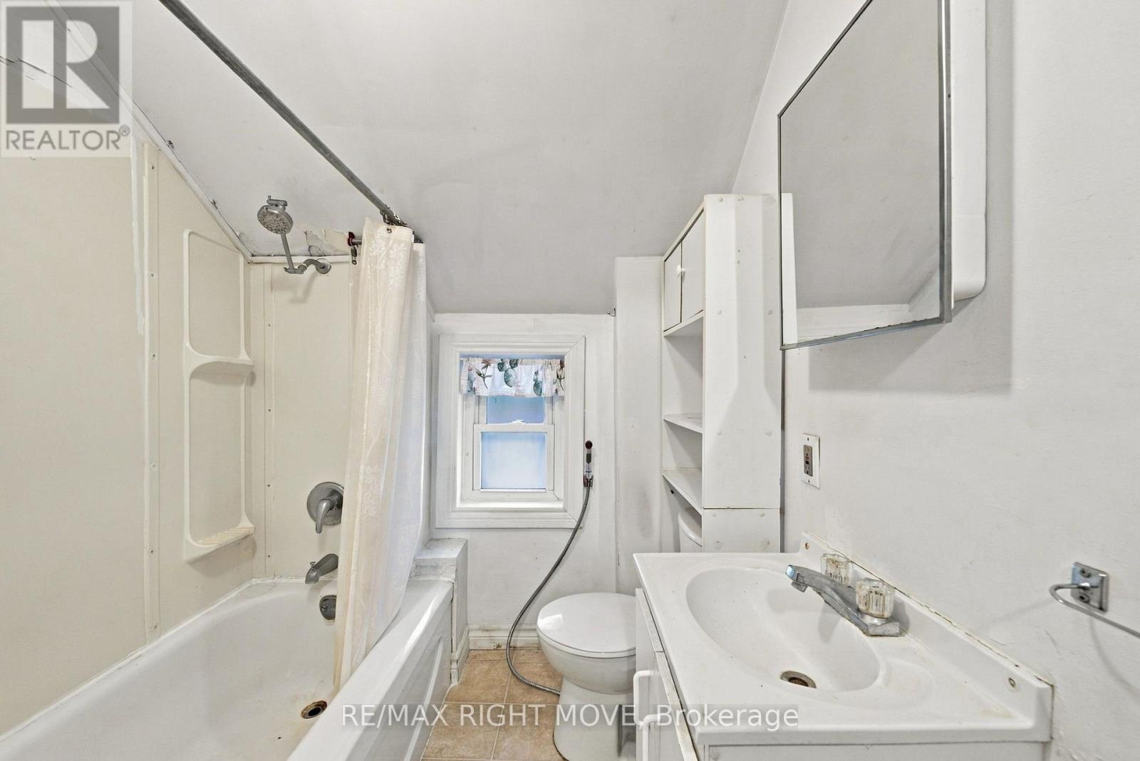 173 BARRIE ROAD - 25