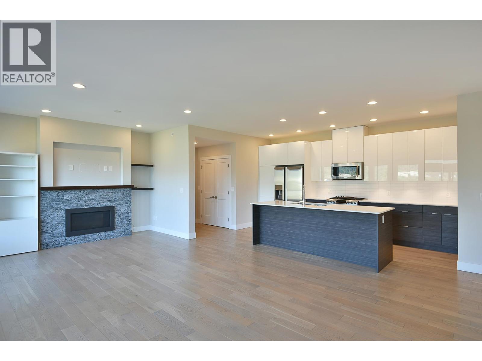 303 5780 MARINE WAY, Sechelt