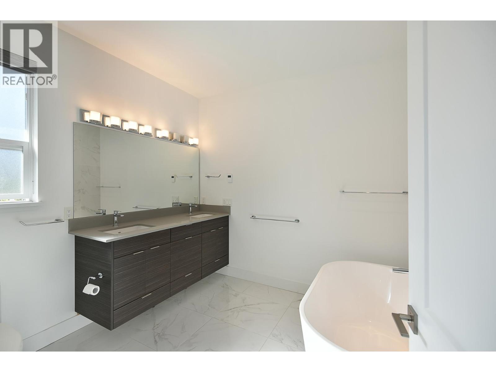 303 5780 MARINE WAY, Sechelt - Image 1