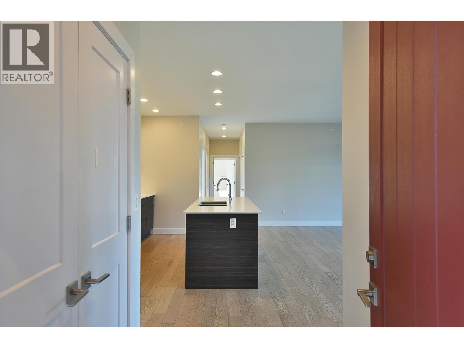 303 5780 MARINE WAY, Sechelt - Image 1