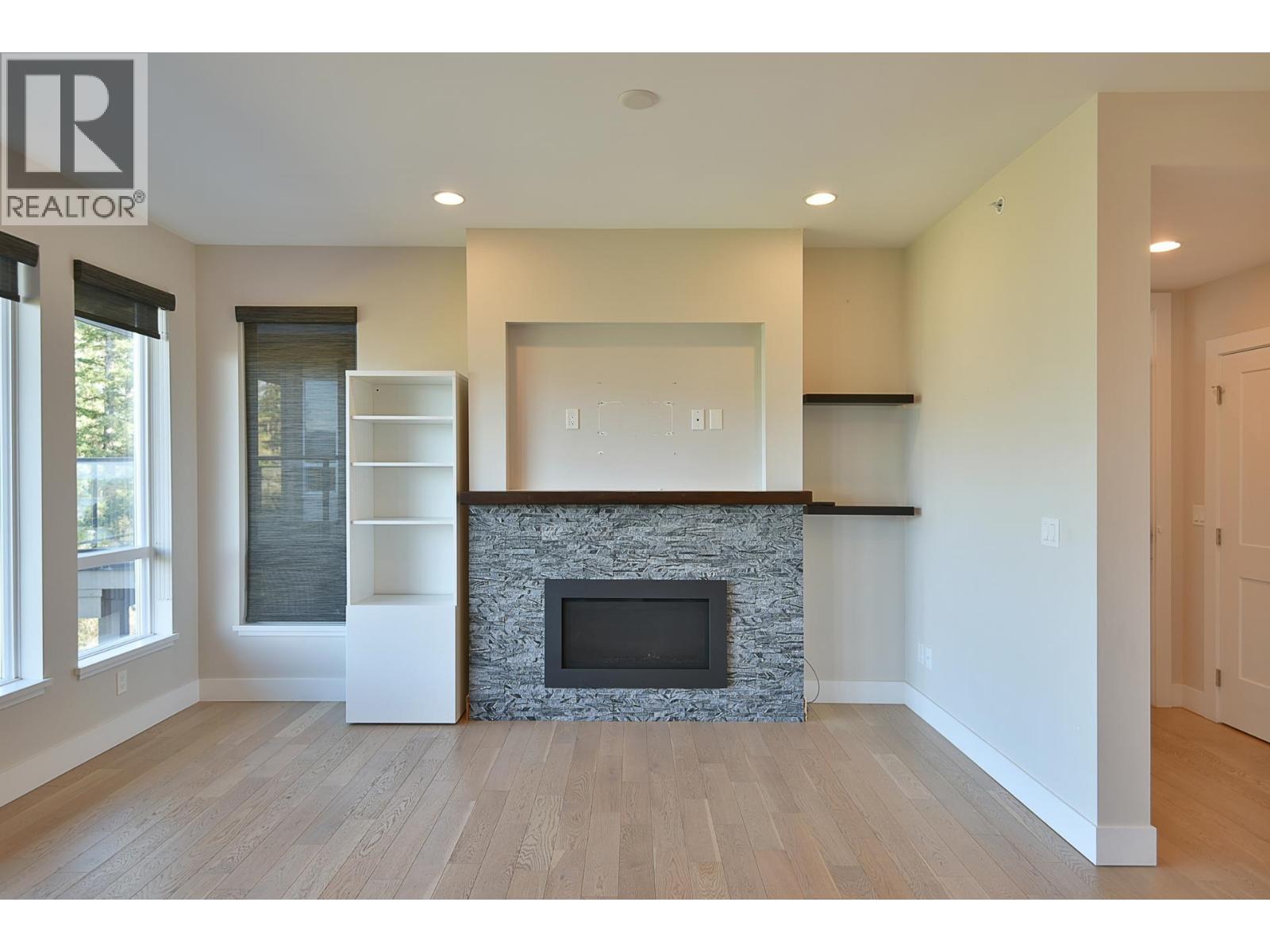 303 5780 MARINE WAY, Sechelt - Image 1