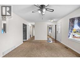 Living room - 9843 Auburn Road Se, Calgary, AB T2J1C9 Photo 6
