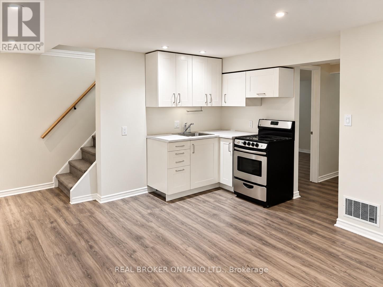 49 Thompson Avenue — photo 17