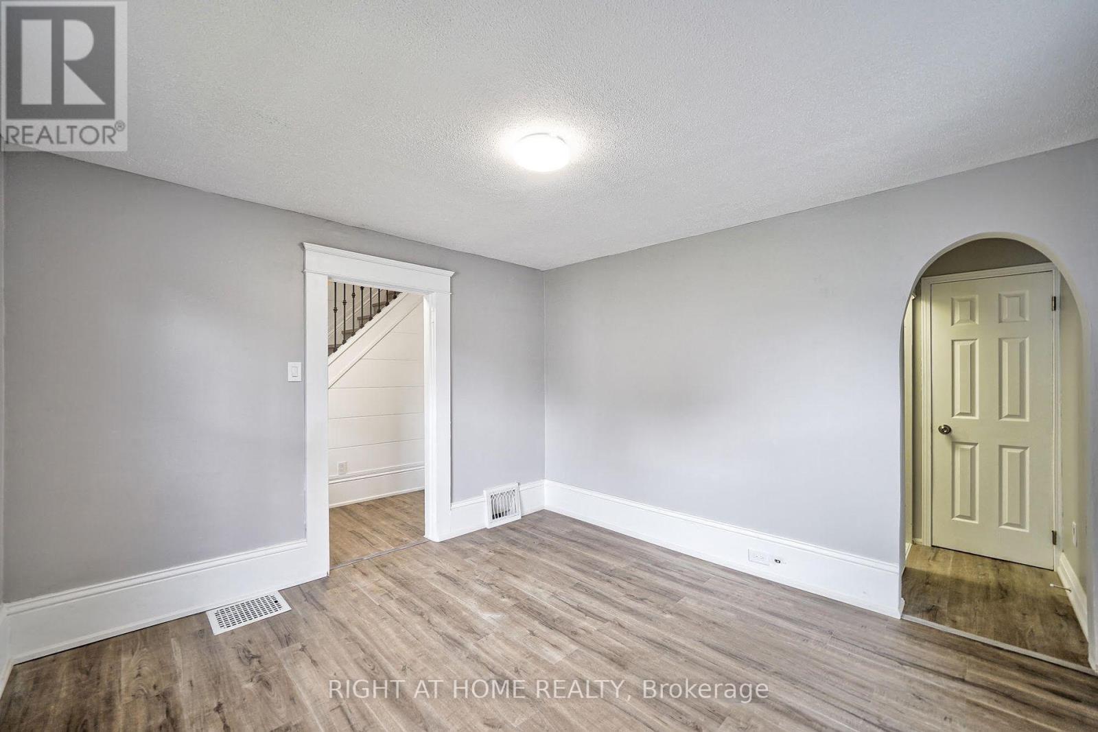 15 Asher Street, Welland, ON photo 3