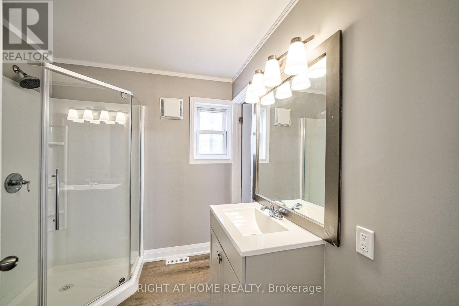 15 Asher Street, Welland, ON photo 8