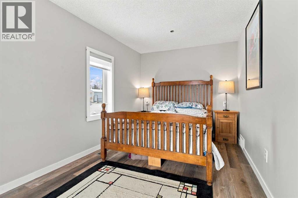 5022 50 Avenue - 23