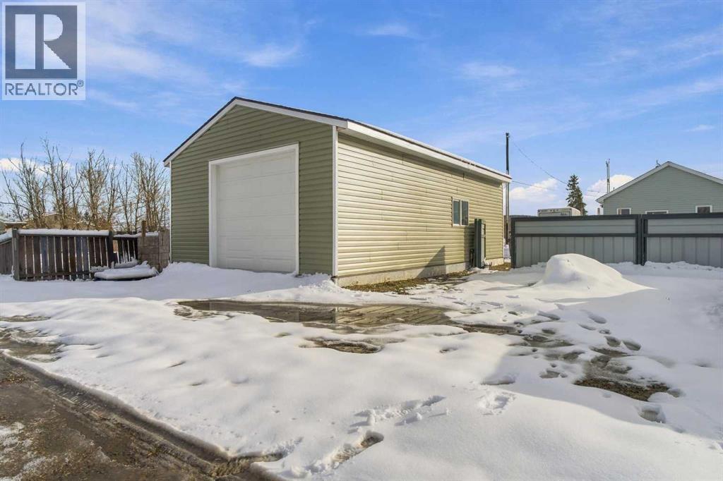 5022 50 Avenue - 3