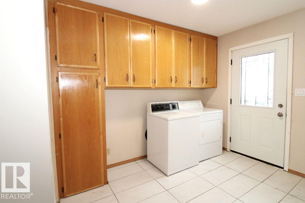 11393 22 AV NW - 4