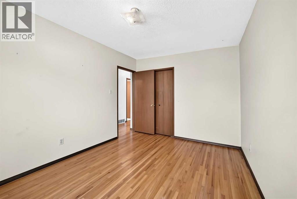 823 67 Avenue SW - 14