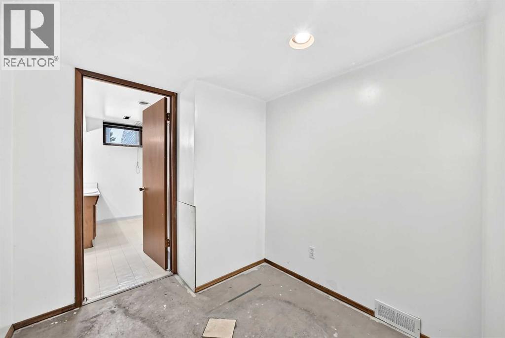 823 67 Avenue SW photo 30
