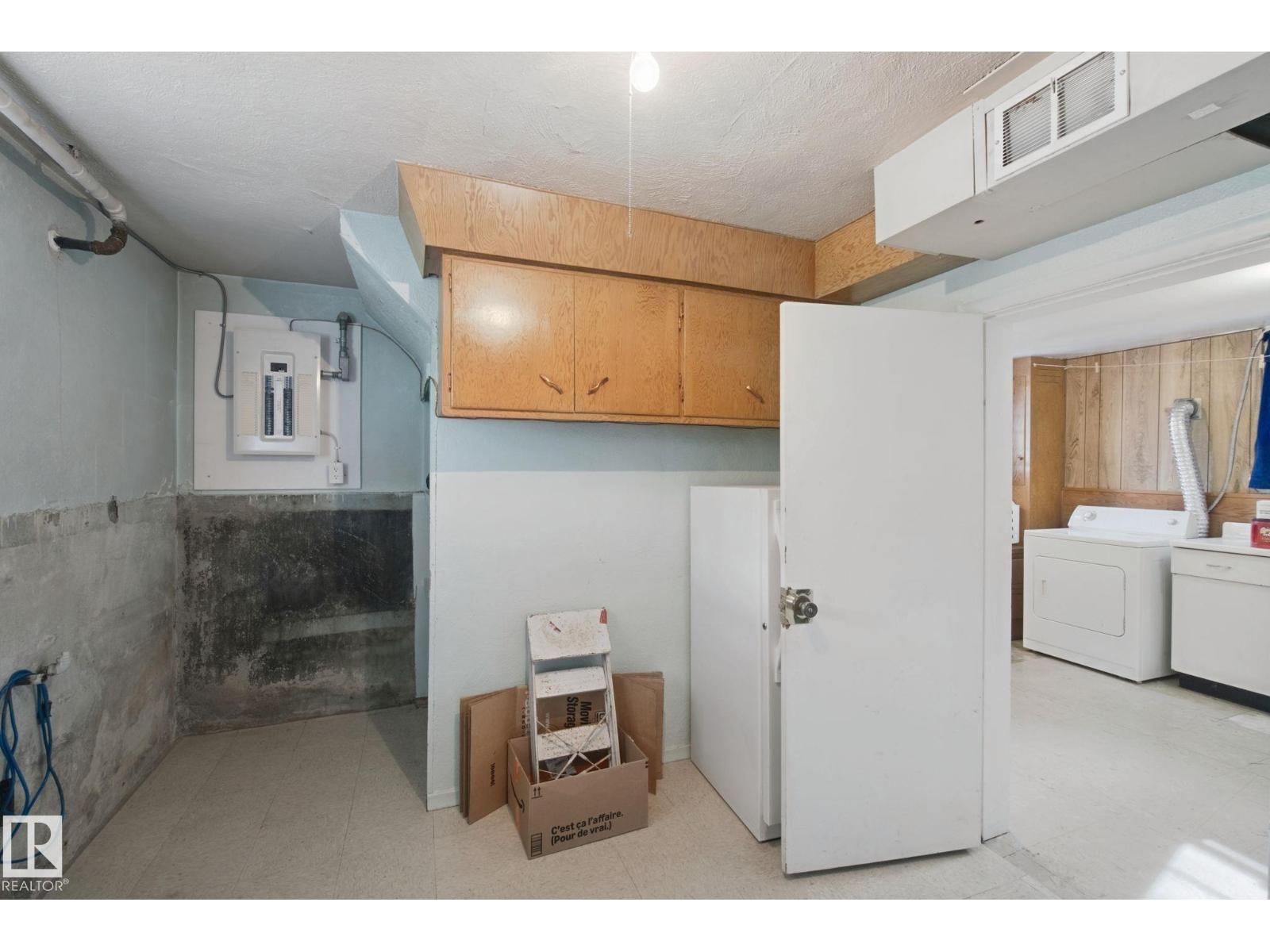 11946 70 ST NW - 11