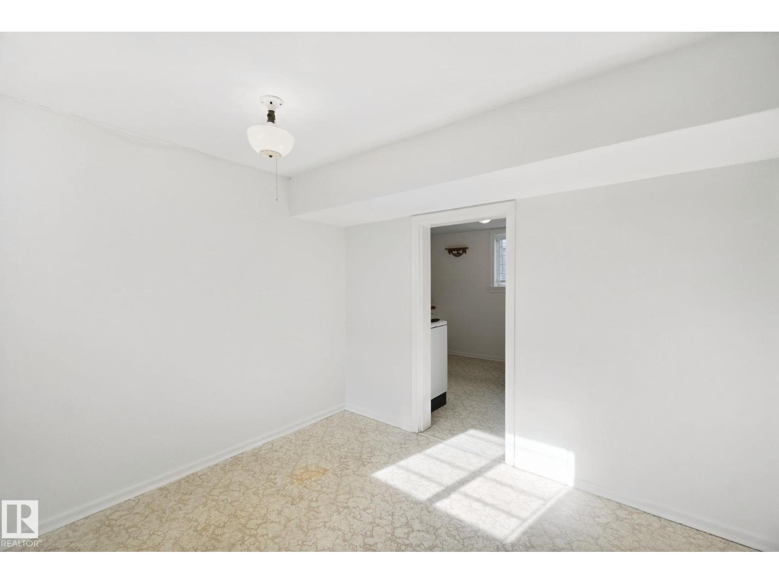 11946 70 ST NW - 22