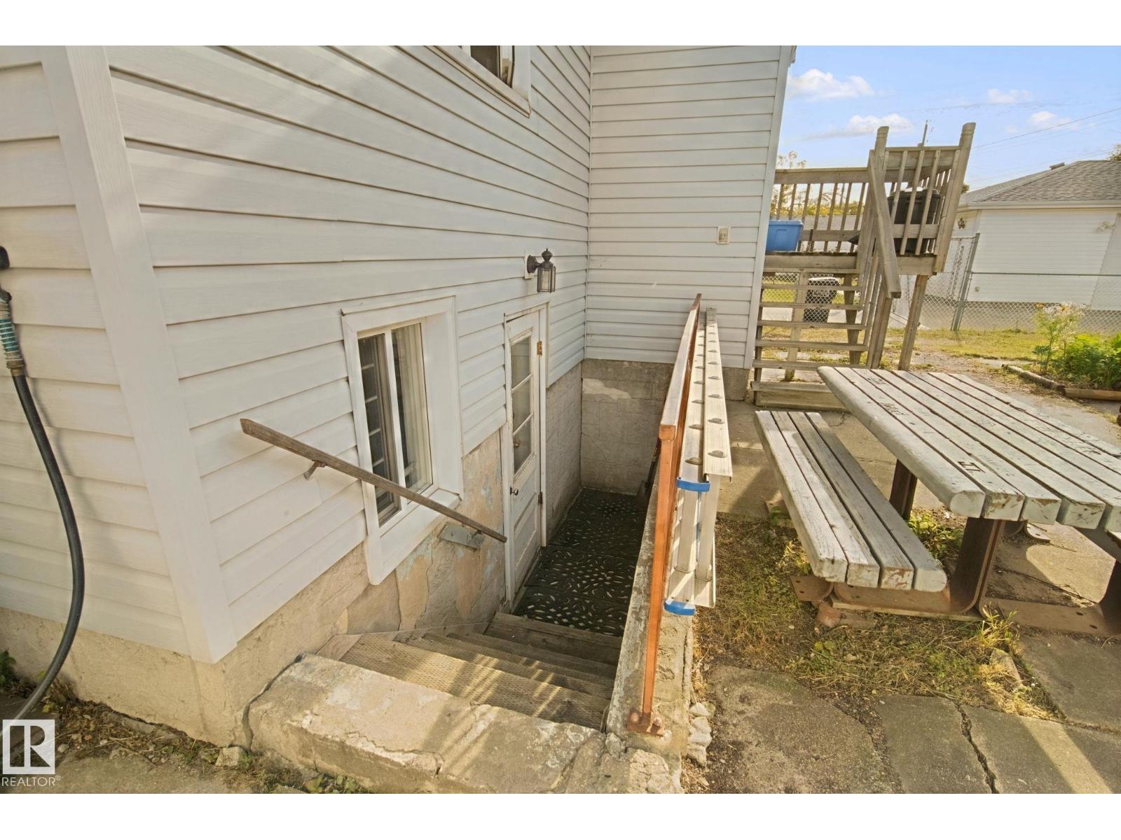11946 70 ST NW - 33