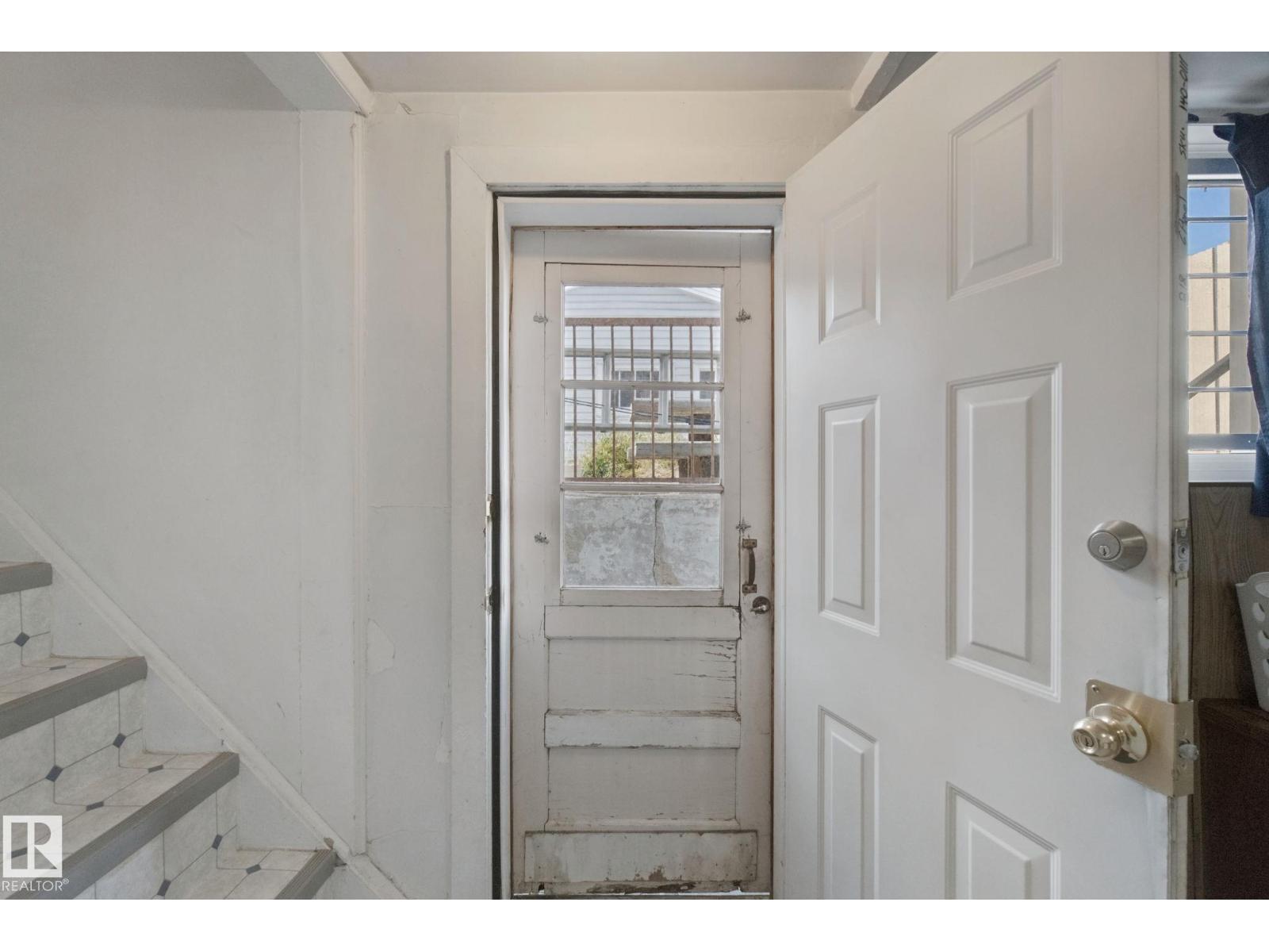 11946 70 ST NW - 8