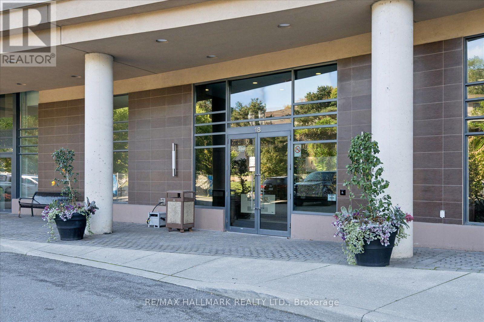 915- 18 Valley Woods Road, Toronto, ON photo 3