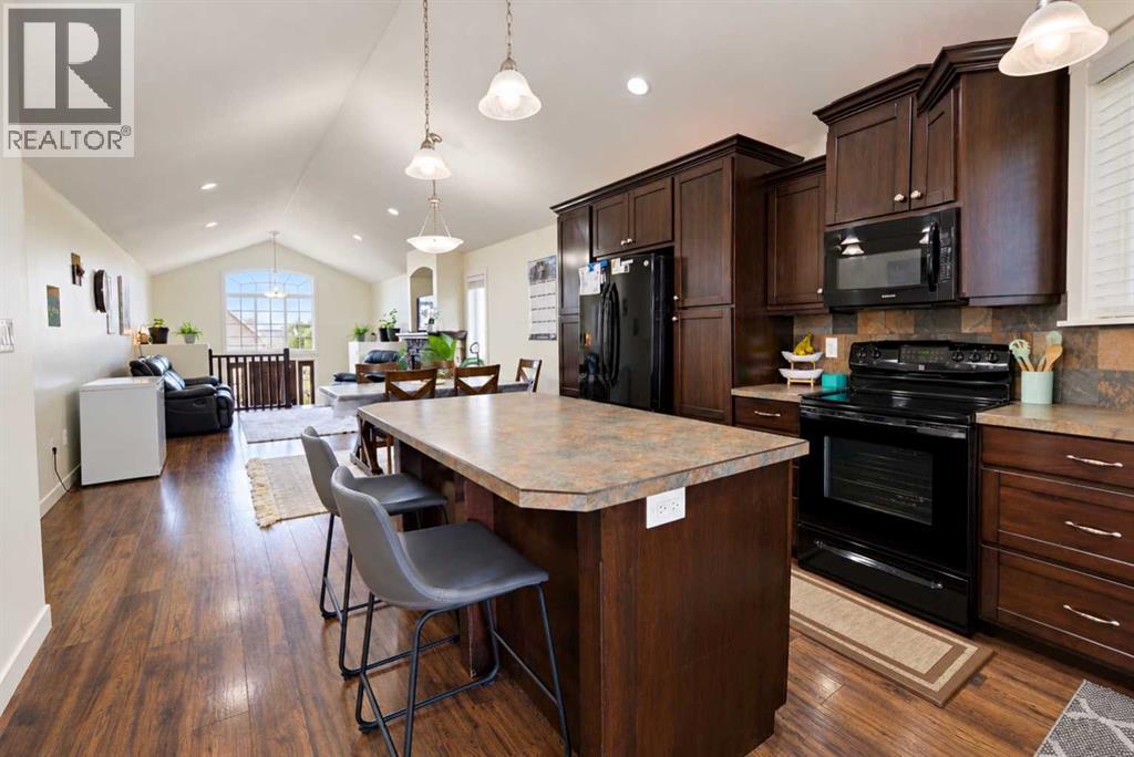 422 11 Street, photo 12 of 33