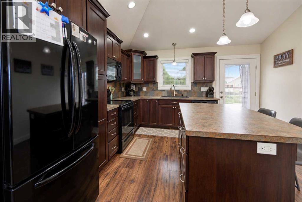 422 11 Street, photo 10 of 33