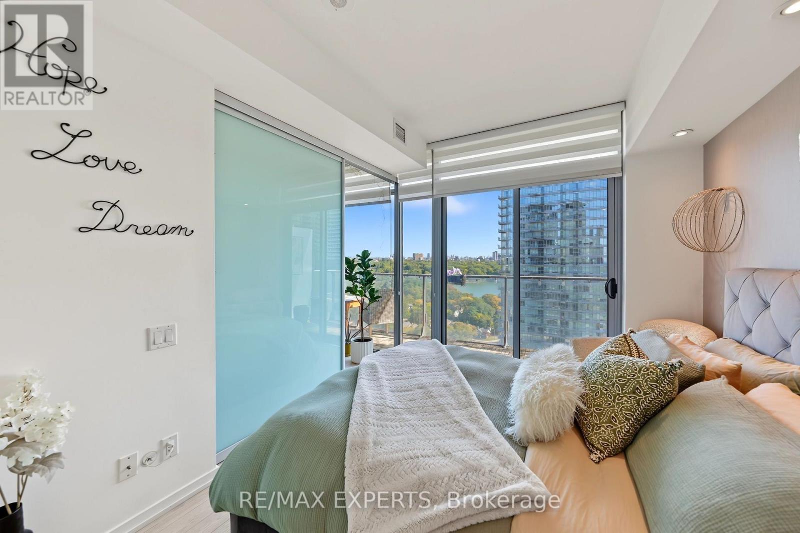 103 The Queensway — photo 19