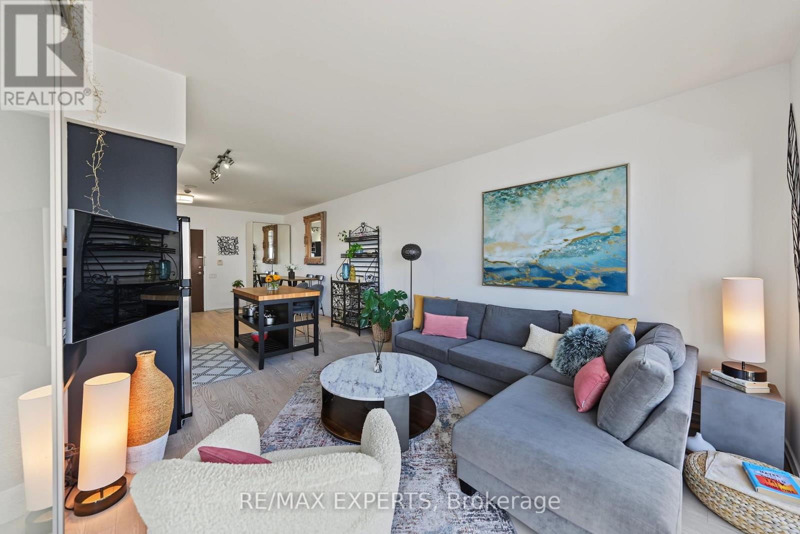 103 The Queensway — photo 14