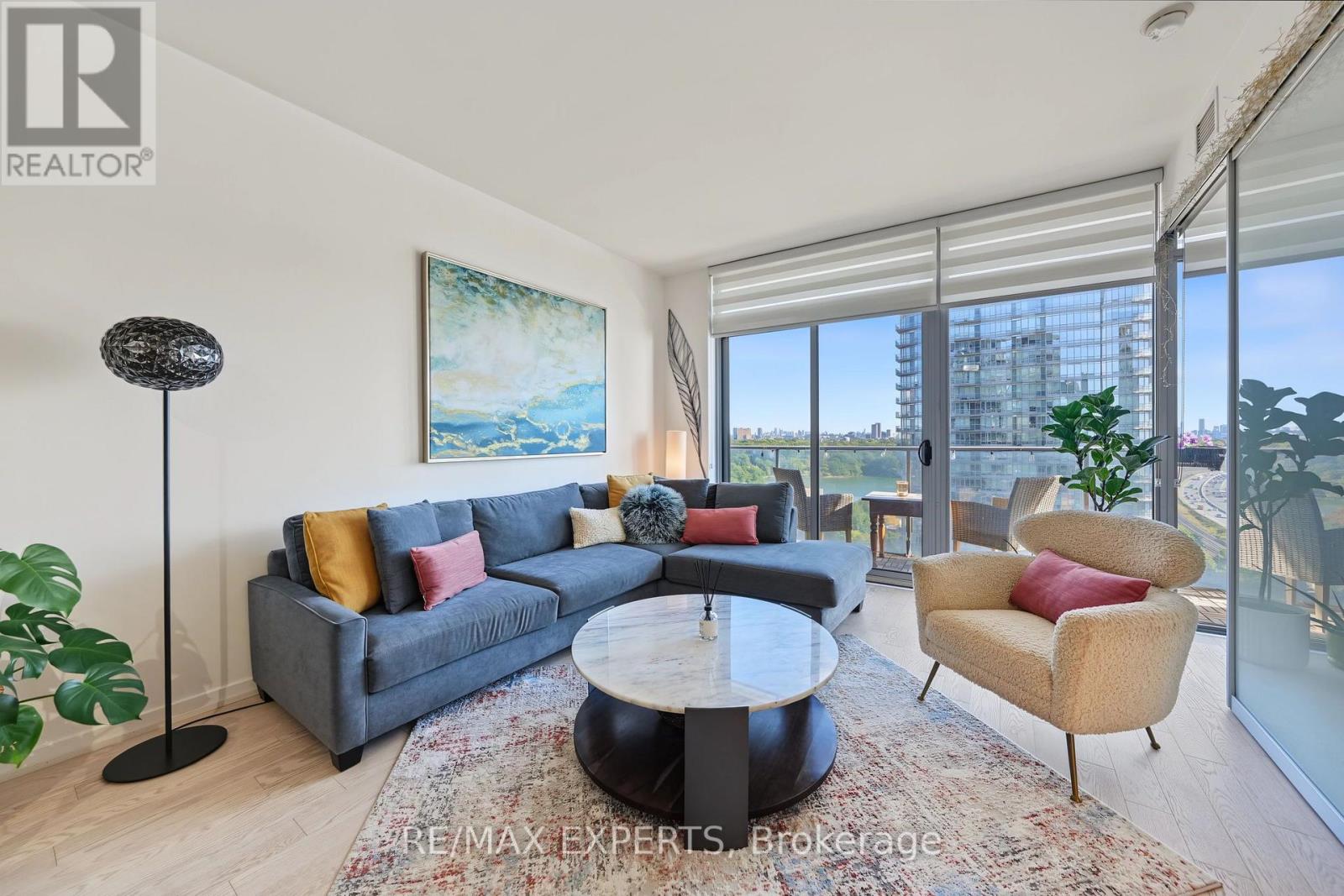 103 The Queensway — photo 12
