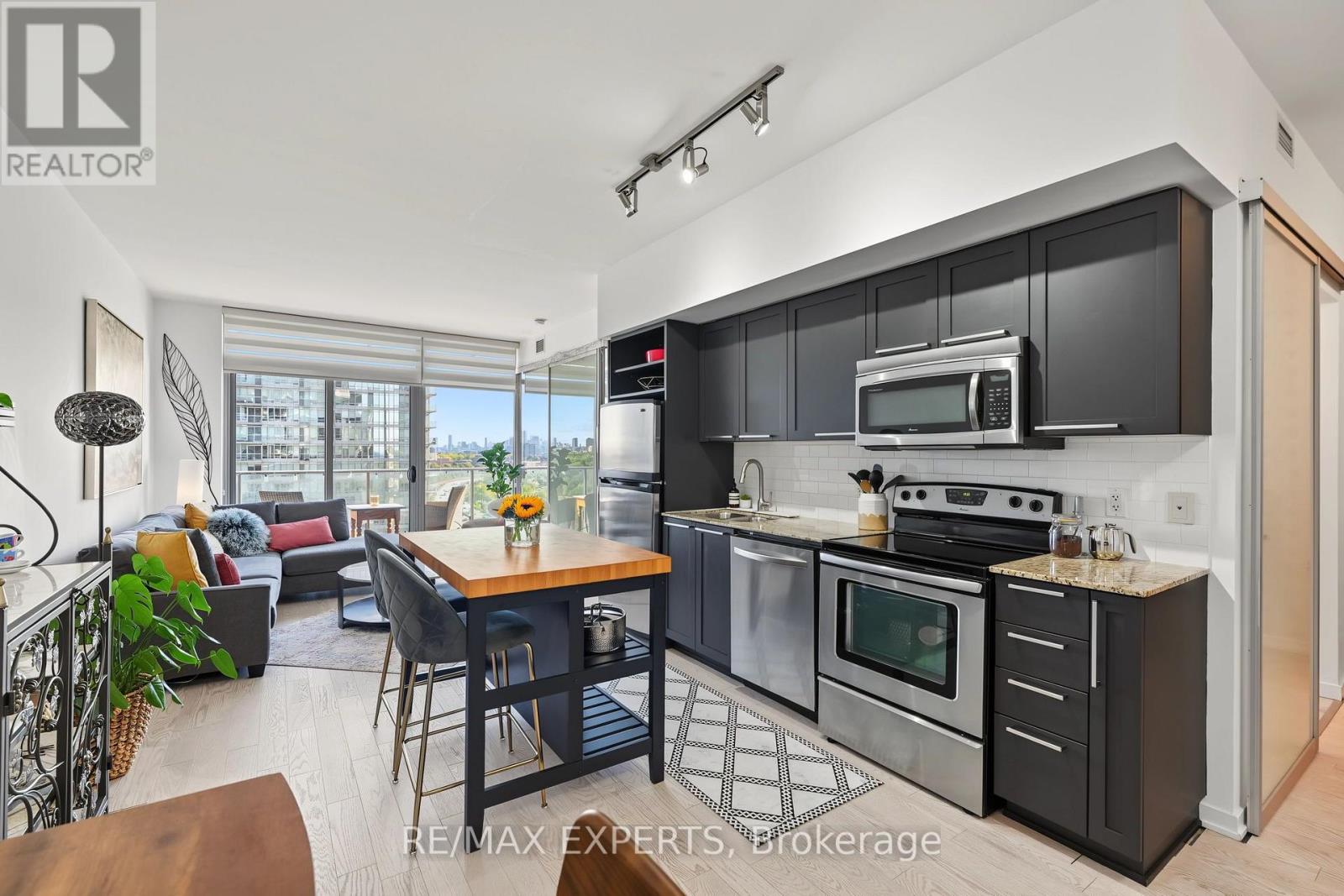 103 The Queensway — photo 8