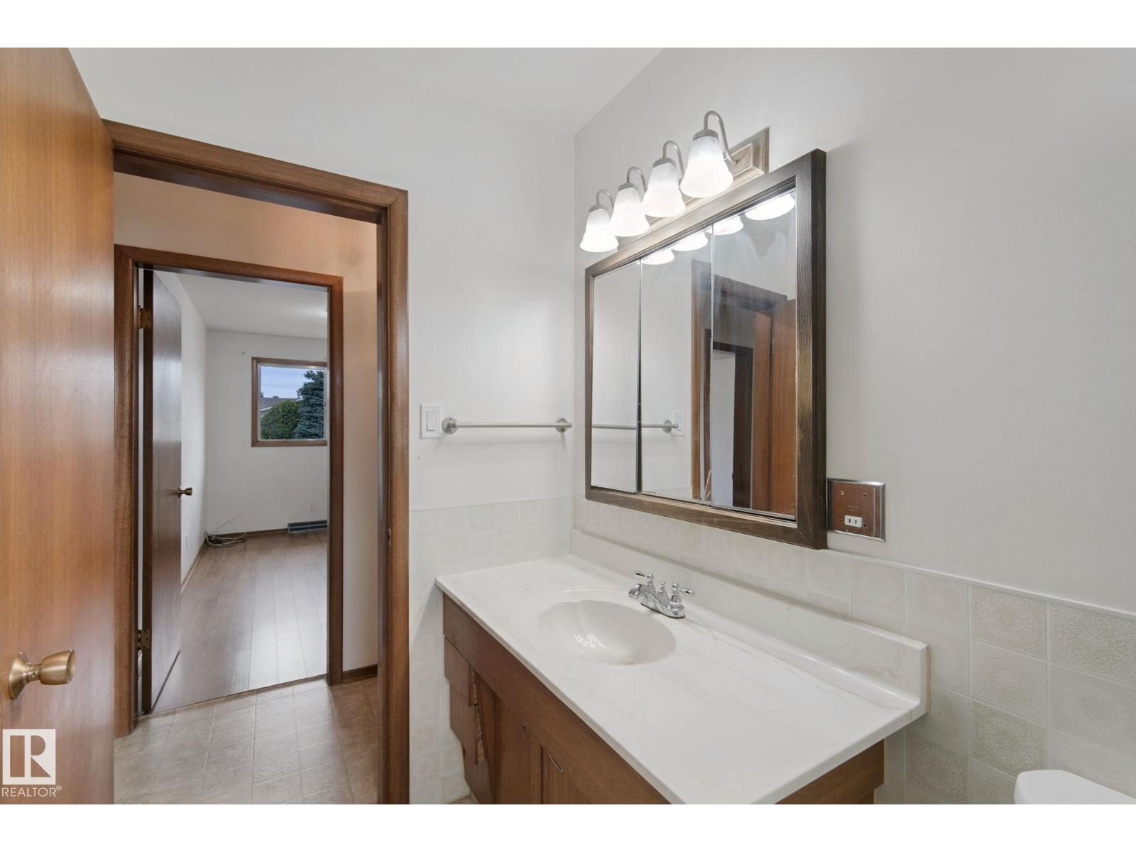 8424 70 ST NW - 26