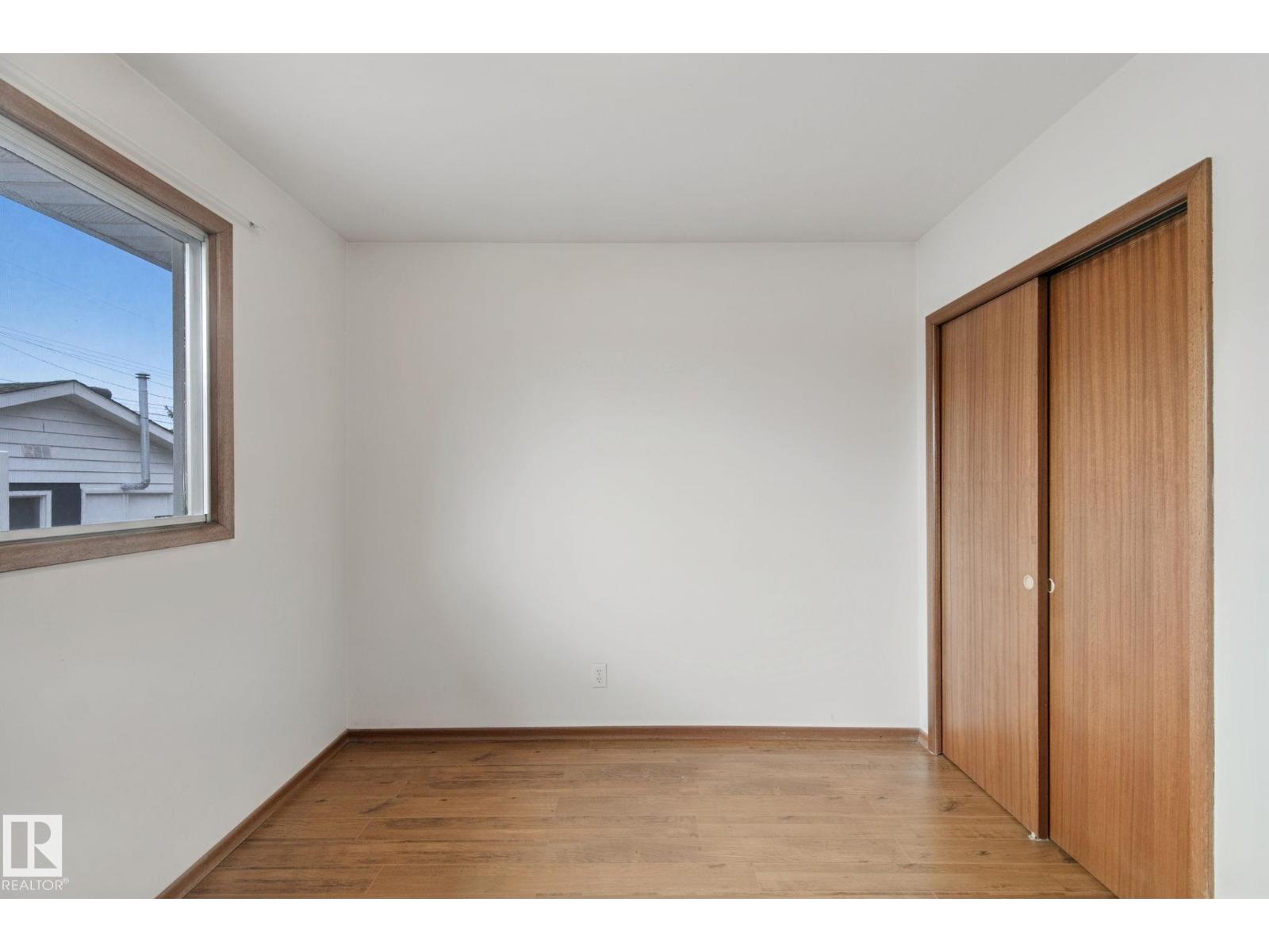 8424 70 ST NW - 32