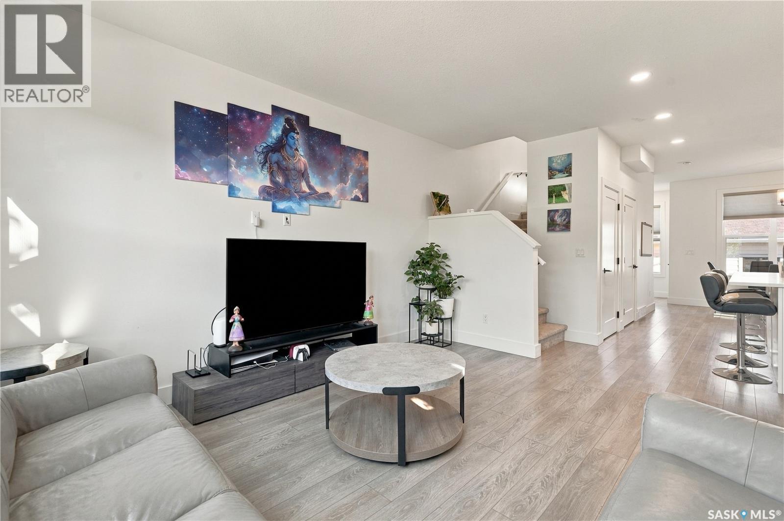 #185 Rosewood BOULEVARD E - 7