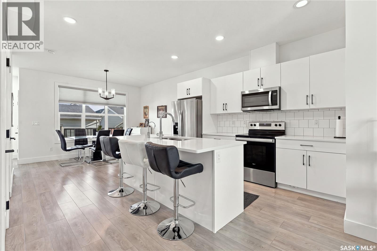 #185 Rosewood BOULEVARD E - 9